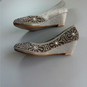 Y Generation Ladies Size 6M Silver Encrusted Rhinestone Wedge Heels USA